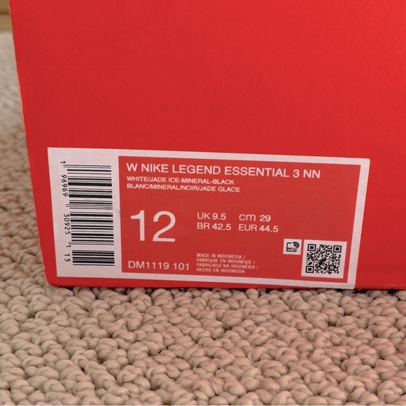 New Nike Legend Essential 3 in White and Jade - WOMENS 12 - Picture 4 of 4